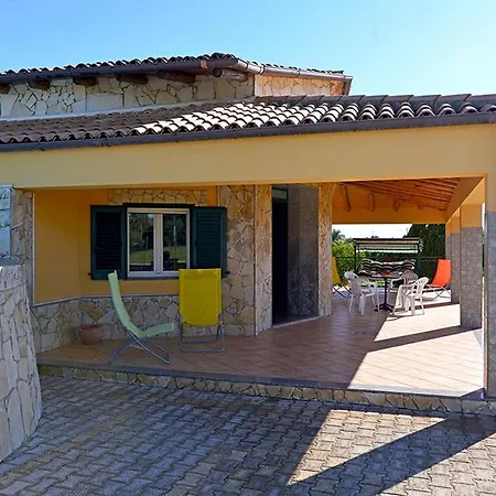 Villa Sleeps 4 Pool Wifi